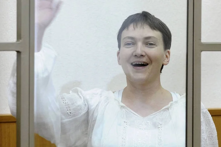 
	Piloto Nadia Savchenko durante julgamento: a piloto de helic&oacute;ptero, que pode pegar at&eacute; 25 anos de pris&atilde;o, &eacute; acusada de ter fornecido a localiza&ccedil;&atilde;o dos jornalistas russos aos militares ucranianos
 (Reuters / Sergey Pivovarov)