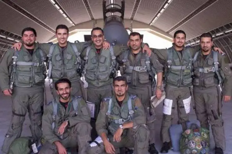 Pilotos sauditas posam após uma missão contra posições jihadistas na Síria (AFP)