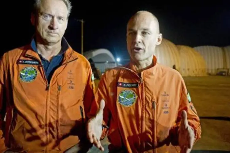 Andre Borschberg (E) e Bertrand Piccard, pilotos do Solar Impulse 2 (Ye Aung Thu/AFP)