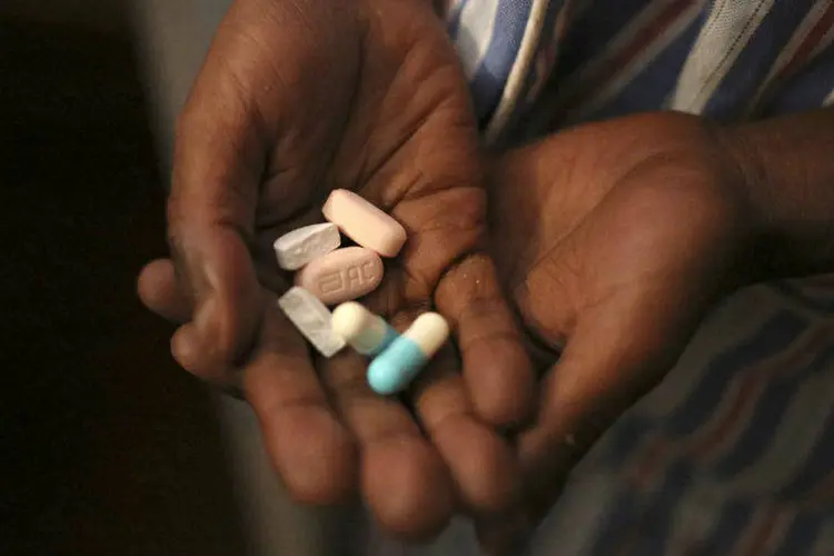 Pessoa mostra pílulas antirretrovirais: recomendação atual é tratar o paciente precocemente (Siphiwe Sibeko/Reuters)