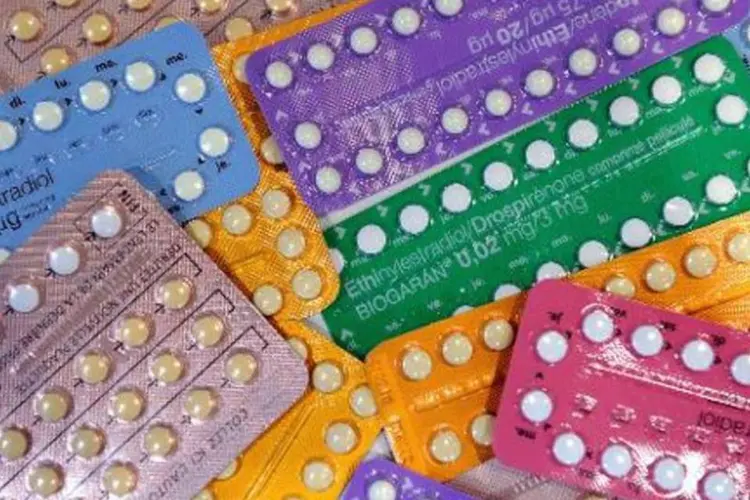 Pílulas: estudo mostra que mulheres que tomam pílulas que contêm drospirenona, desogestrel, gestodeno e ciproterona têm um risco de trombose venosa quadruplicado (Philippe Huguen/AFP)