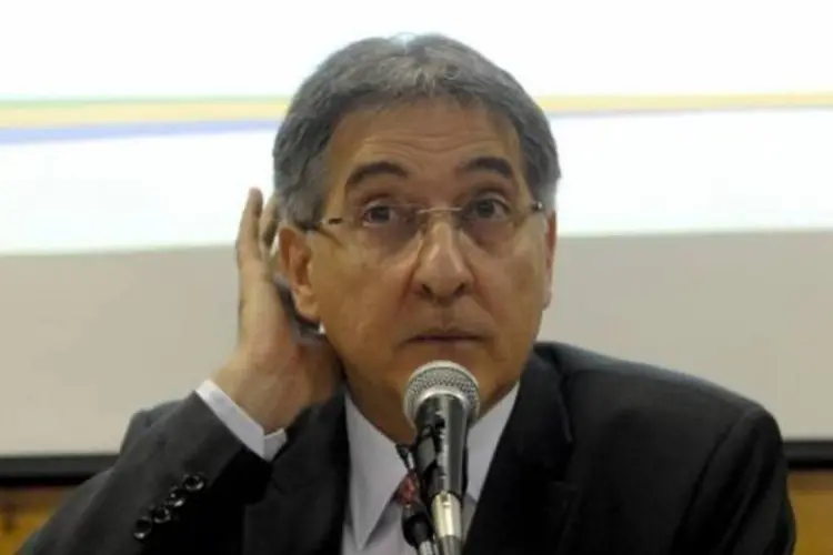 O ministro do Desenvolvimento, Indústria e Comércio Exterior, Fernando Pimentel, apresenta o novo regime automotivo brasileiro (Wilson Dias/Agência Brasil)