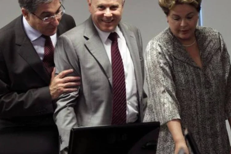 
	Dilma Rousseff, Fernando Pimentel e Guido Mantega: a desvaloriza&ccedil;&atilde;o do c&acirc;mbio, de acordo com ele, &eacute; outro caso de medida que precisa de tempo para mostrar resultado na economia
 (Ueslei Marcelino/Reuters)