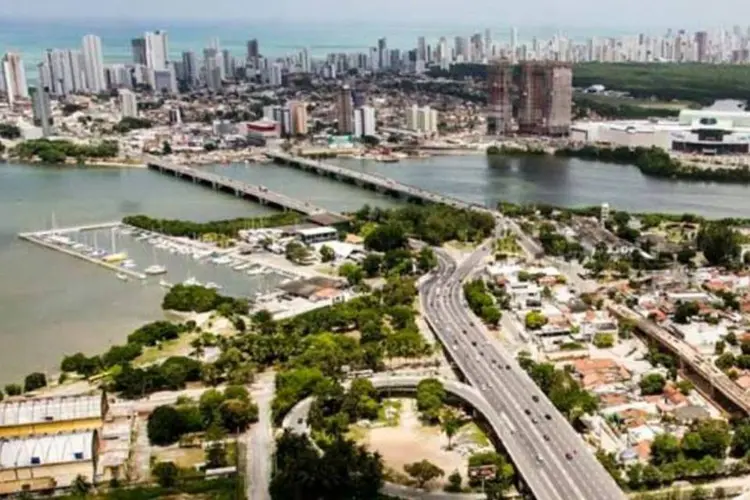 
	Recife: sem o metr&ocirc;, houve refor&ccedil;o das linhas de &ocirc;nibus, mas a insatisfa&ccedil;&atilde;o dos passageiros era grande
 (Portal da Copa/Wikimedia Commons)