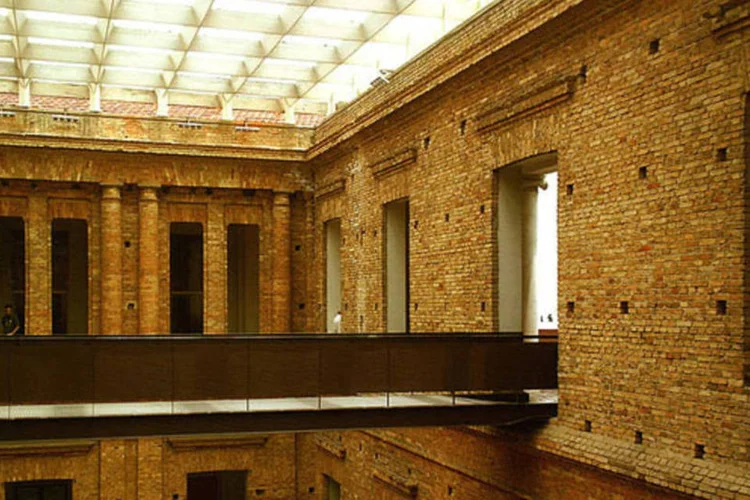
	No dia 15 de maio, a Pinacoteca promove visita educativa voltada para idosos e, no dia 17, visita com conta&ccedil;&atilde;o de hist&oacute;rias em Libras para deficientes auditivos
 (Wikimedia Commons)