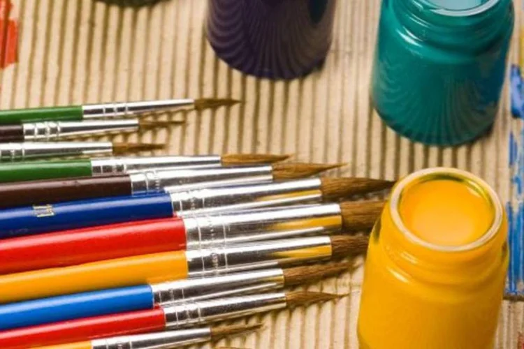 Para quem não quer se arriscar muito nas misturas de tons, mas quer inovar sem riscos de carregar o ambiente, basta utilizar cores neutras para as paredes e móveis (Janpietruszka/Dreamstime.com)