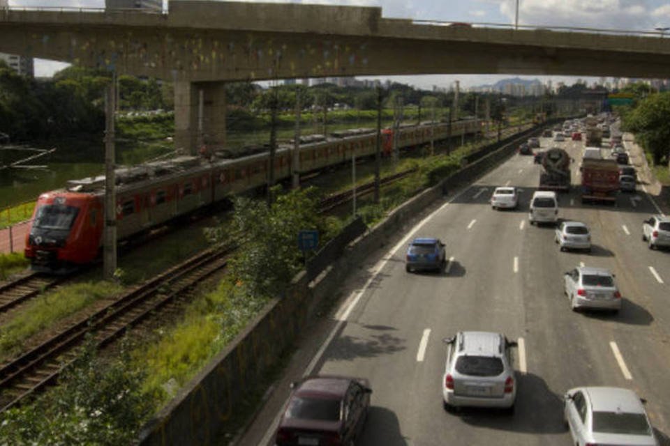 Acidente na Marginal Pinheiros causa congestionamento em SP