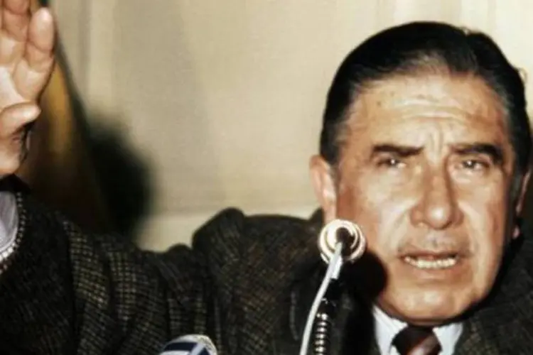 
	O ex-presidente chileno, Augusto Pinochet: durante a ditadura, segundo relat&oacute;rios oficiais, cerca de 3.200 chilenos morreram pelas m&atilde;os de agente do Estado e 1.192 ainda est&atilde;o desparecidos
 (AFP)