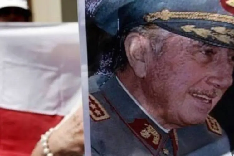 Partidários de Augusto Pinochet exibem uma foto do ex-ditador chileno, no segundo aniversário de sua morte, em 2008 (Claudio Santana/AFP)