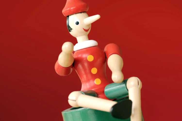 Poses de Pinóquio (Thinkstock/seewhatmitchsee)