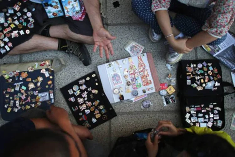Aficionados pelos pins olímpicos exibem suas coleções (Getty Images)