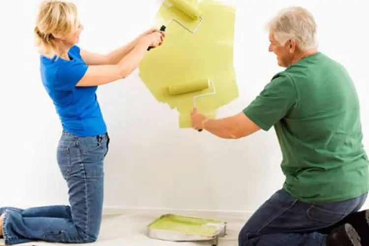 Casal pintando paredes: Portal reúne dicas sobre como renovar a casa e fazer reparos (Divulgação)