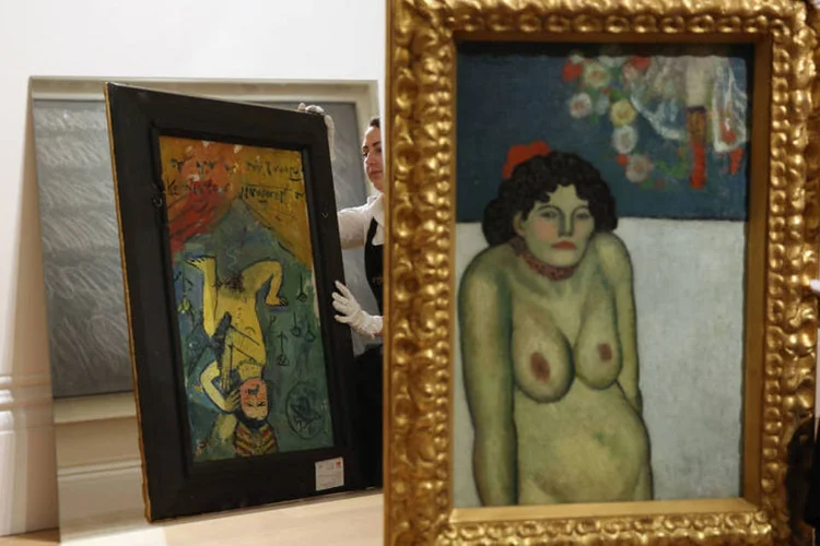 
	Pintura &quot;La Gommeuse&quot; de Picasso: al&eacute;m da pintura frontal, a tela traz no verso um amigo de Picasso nu urinando e com um turbante vermelho e amarelo
 (Dan Kitwood / Getty Images)