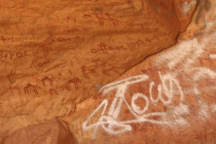Pinturas pré-históricas vandalizadas na região líbia do Saara: destruição se acelerou desde que a guerra civil de 2011 (Aimen Elsahli/Reuters)