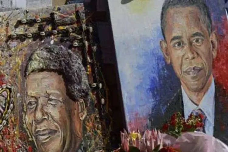 
	Pinturas de Nelson Mandela e Barack Obama exibidas perto do hospital em que Mandela estava internado: Obama se pronunciar&aacute; hoje &agrave;s 17h20 locais (20h20)
 (©afp.com / Eric Feferberg)