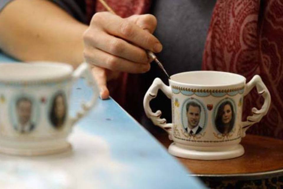 Artista pinta retrato dos noivos Kate e William em xícara de porcelana  (Getty Images)