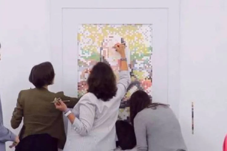 
	Faber-Castell promoveu um evento surpresa de colorir numa galeria de arte
 (Reprodução/YouTube)