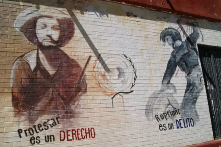 Pinturas em muro da Escola Rural Raúl Isidro Burgos, em Ayotzinapa, defendem o direito de protestar (Leandra Felipe/ABr)