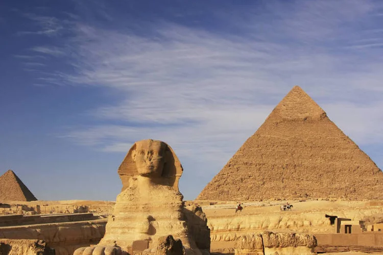 
	A pir&acirc;mide de Khafre e a Grande Esfinge de Giz&eacute;, na cidade do Cairo, no Egito
 (Donyanedomam/Thinkstock)