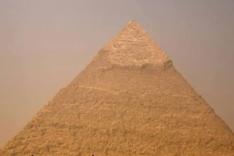 Pirâmide de Quéfren, no Egito: imagens captadas pelos satélites revelaram a presença das estruturas abaixo da terra (Patrick Baz/AFP)