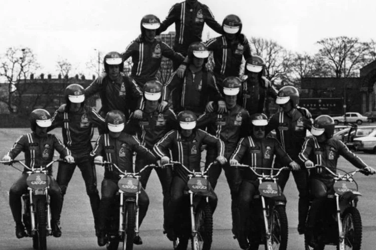Pirâmide de motoqueiros (Keystone/Stringer/Getty Images)