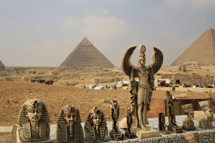 
	Cairo: a &aacute;rea estava vazia, por isso que o ataque n&atilde;o causou v&iacute;timas, somente deixando vidros quebrados
 (Amr Abdallah Dalsh / Reuters)