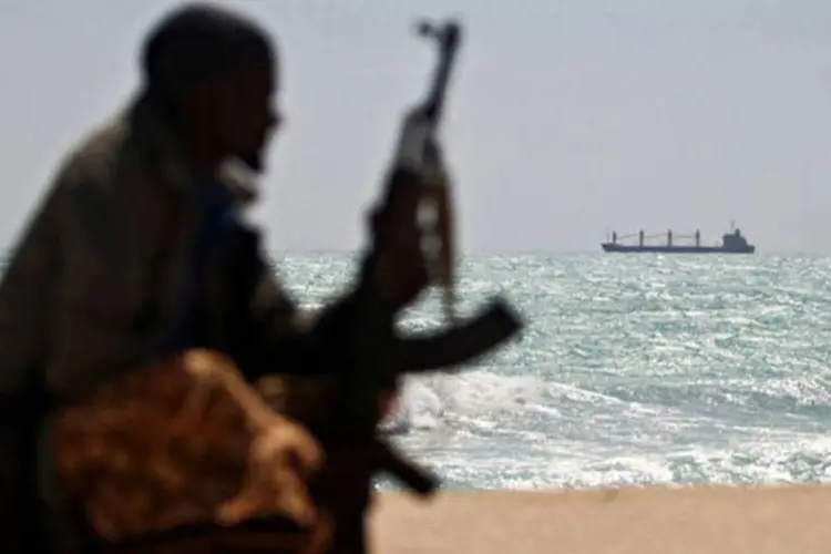 Pirata somali armado perto da costa da Somália, em 7 de janeiro de 2010 (Mohamed Dahir/AFP)