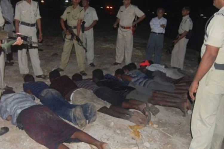 Policiais indianos e piratas somalis: segundo presidente da Somália, piratas podem ser beneficiados por anistia caso libertem reféns e devolvam navios capturados (AFP)