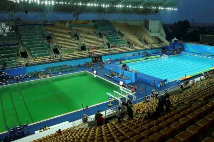 
	Piscina: a &aacute;gua precisa ficar parada para ent&atilde;o a piscina retornar &agrave; sua cor azul original o mais rapidamente poss&iacute;vel, segundo os organizadores
 (Antonio Bronic/Reuters)