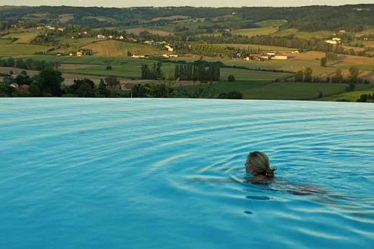 
	Piscina: estudo randomizado foi feito com 32 volunt&aacute;rios cuja press&atilde;o arterial permanecia alta apesar da terapia feita com tr&ecirc;s ou mais classes de medicamentos
 (Getty Images)