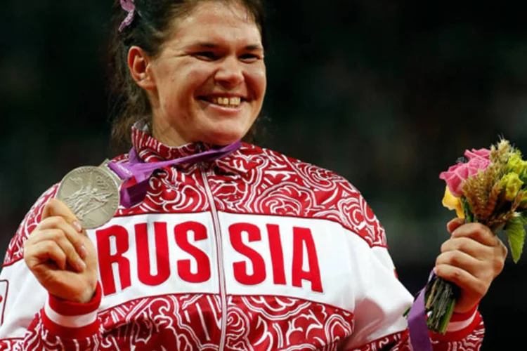 
	A medalhista de prata Darya Pishchalnikova em cerim&ocirc;nia dos Jogos Ol&iacute;mpicos: a atleta pode ser suspensa do esporte e perder a medalha de prata dos Jogos Ol&iacute;mpicos
 (Jamie Squire / Getty Images)