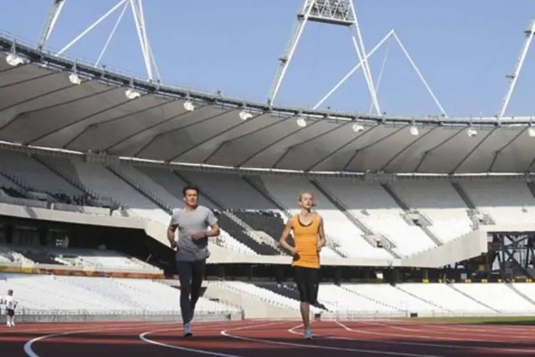 Os atletas correm pela pista do estádio: o palco das Olimpíadas já está quase pronto (LOCOG/Divulgação/David Poultney)