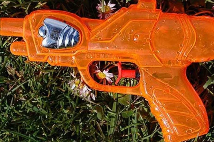 Batalhas com pistolas d'água são comuns no Verão inglês. Mas, depois dos distúrbios da semana passada, a polícia nem quer ouvir falar em batalha  (Zoom Zoom / Wikimedia Commons)