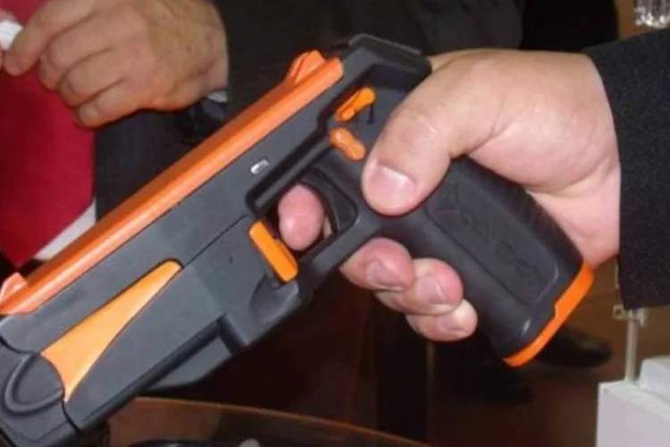 
	Taser: organiza&ccedil;&otilde;es como a Anistia Internacional denunciam que os &quot;tasers&quot; j&aacute; causaram dezenas de mortes e tamb&eacute;m podem ser utilizados como uma forma de tortura
 (Divulgação)