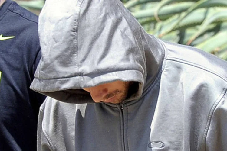Pistorius sendo levado para a delegacia depois da morte de sua namorada: a polícia descartou que ele tenha atirado em Reeva ao confundí-la com um ladrão, como a imprensa local havia informado. (REUTERS/Stringer)
