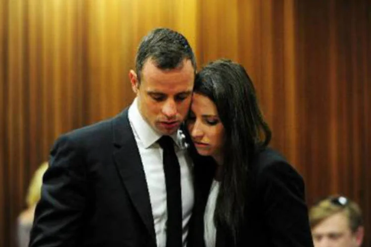 Oscar Pistorius e sua irmã Aimee, em sessão do julgamento: Pistorius é acusado de matar a namorada em 14 de fevereiro de 2013 (Leon Sadiki/AFP)