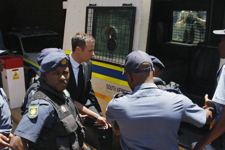 Oscar Pistorius (C) entra em um furgão policial, que o levará à prisão de Kgosi Mampuru, em Pretória (Siphiwe Sibeko/Reuters)