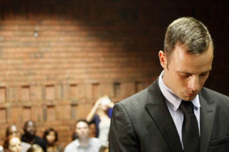 O corredor Oscar Pistorius durante audiência do julgamento do caso da morte de sua namorada, a modelo Reeva Steenkamp (REUTERS / Siphiwe Sibeko)