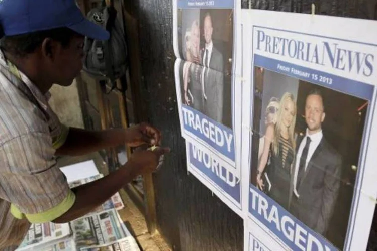 Vendedor de jornal instala sua banca de vendas na frente ao tribunal onde o velocista sul-africano Oscar Pistorius deve comparecer, em Pretoria (Reuters)