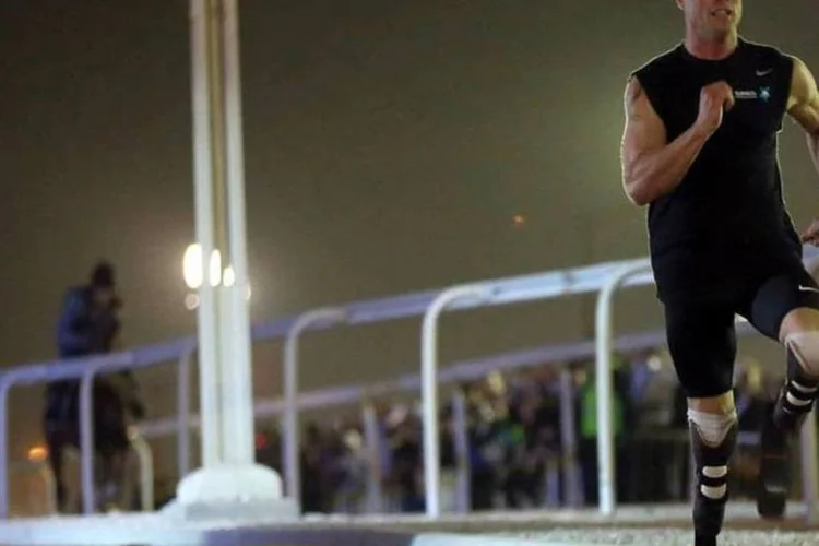 
	&quot;Bladeruner&quot; Pistorius aproveitou a ligeira vantagem de quinze metros que lhe foi concedida e a largada ruim do cavalo para vencer tranquilamente a corrida
 (AFP/Karim Jaafar)