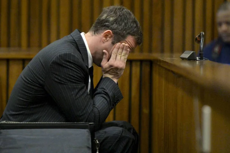 
	O velocista Oscar Pistorius durante julgamento: atleta j&aacute; foi levado &agrave; pris&atilde;o
 (REUTERS/Herman Verwey/Pool)