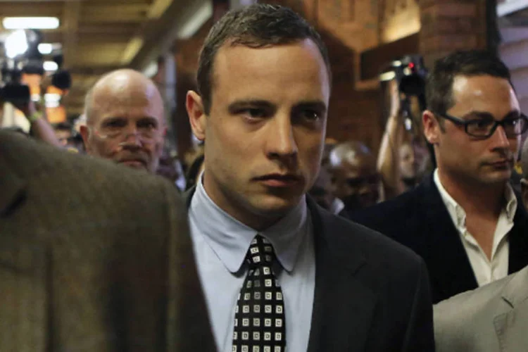 O atleta Oscar Pistorius deixa a corte de Pretória após o adiamento de seu julgamento pela morte da namorada Reeva Steenkamp (REUTERS/Siphiwe Sibeko)