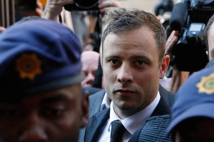 
	O atleta sul-africano Oscar Pistorius chega ao tribunal
 (REUTERS/Mike Hutchings)