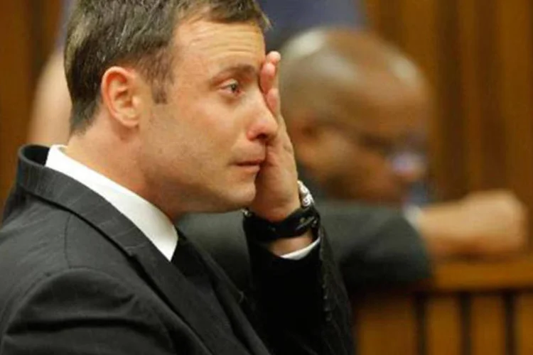 O atleta paralímpico sul-africano Oscar Pistorius chora no início da leitura do veredicto em um tribunal de Pretória
 (KIM LUDBROOK/AFP)