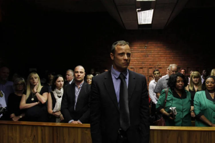 
	Oscar Pistorius durante o julgamento: Pistorius entrou para a hist&oacute;ria ao se tornar o primeiro campe&atilde;o paral&iacute;mpico a disputar provas ao lado de atletas sem defici&ecirc;ncia
 (Siphiwe Sibeko/Reuters)
