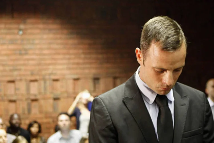 
	Oscar Pistorius: atleta biamputado come&ccedil;ou a chorar quando Botha apresentou seu depoimento sobre a morte da modelo Reeva Steenkamp
 (Siphiwe Sibeko/Reuters)