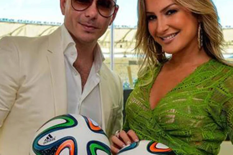 Pit Bull e Cláudia Leitte: “We Are One (Ole Ola)” estreará este ano, antes da Copa do Mundo da Fifa, e será incluída no “Álbum Oficial da Copa do Mundo da FIFA 2014” (.)