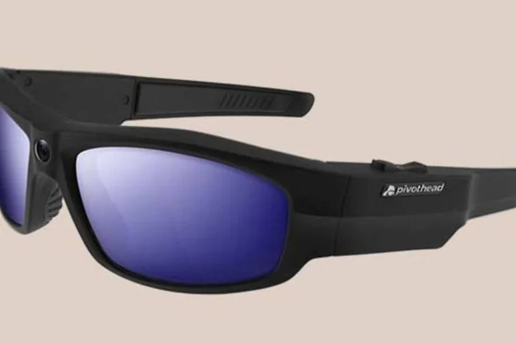 Os óculos da Pivothead têm uma minúscula câmera embutida entre as lentes (Divulgação)