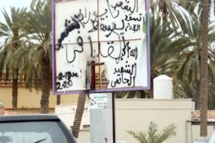 Pixação na Líbia contra Kadafi: emissora de TV estatal nega massacres (AFP)