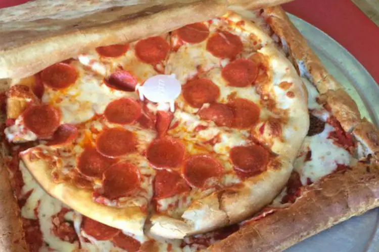 Pizza dentro de caixa de pizza: invenção de restaurante em Nova York (Reprodução)